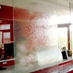 Водопад на стекле — для тех людей, кто ценит оригинальность в интерьере помещения